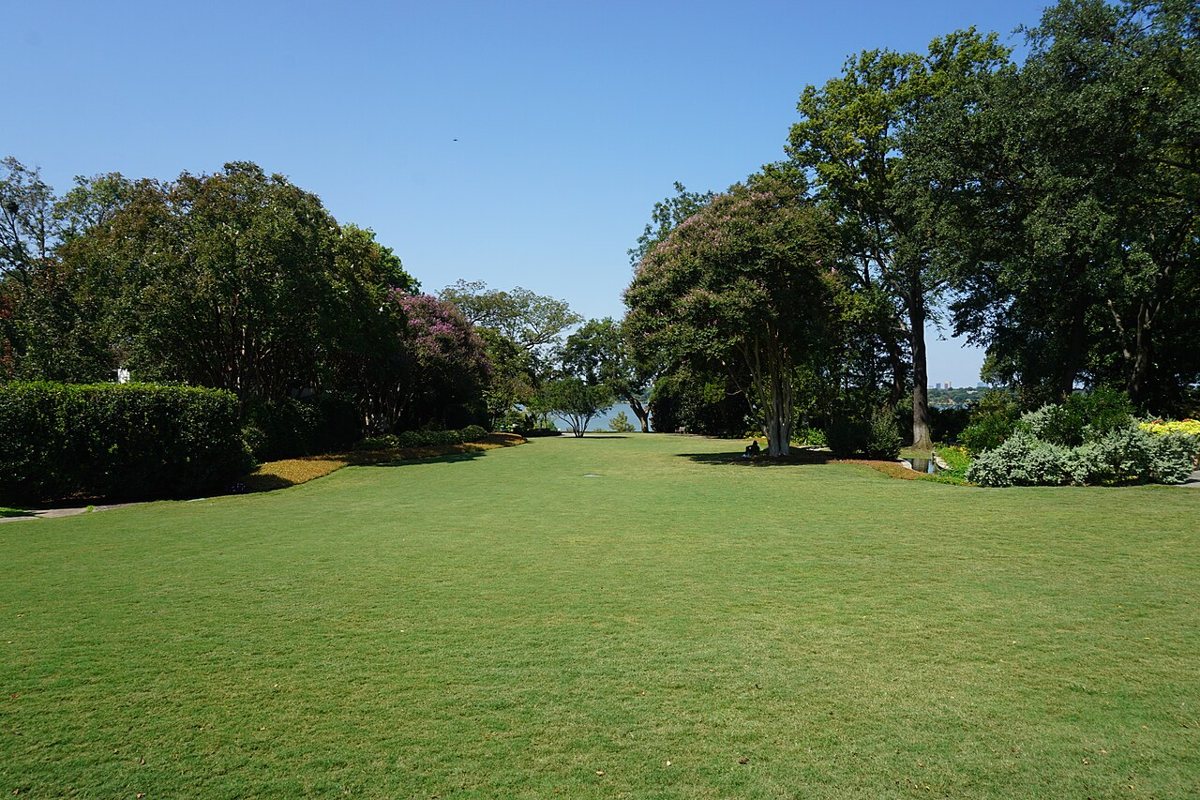 Couple walking through blooming gardens at the Dallas Arboretum and Botanical Garden
